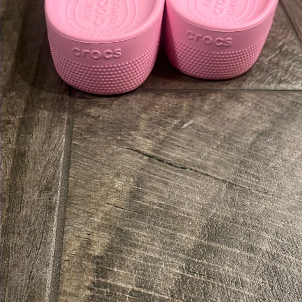 NWT CROCS Pink 1.5”Platform Shoes with vented top Accents - Picture 3 of 5